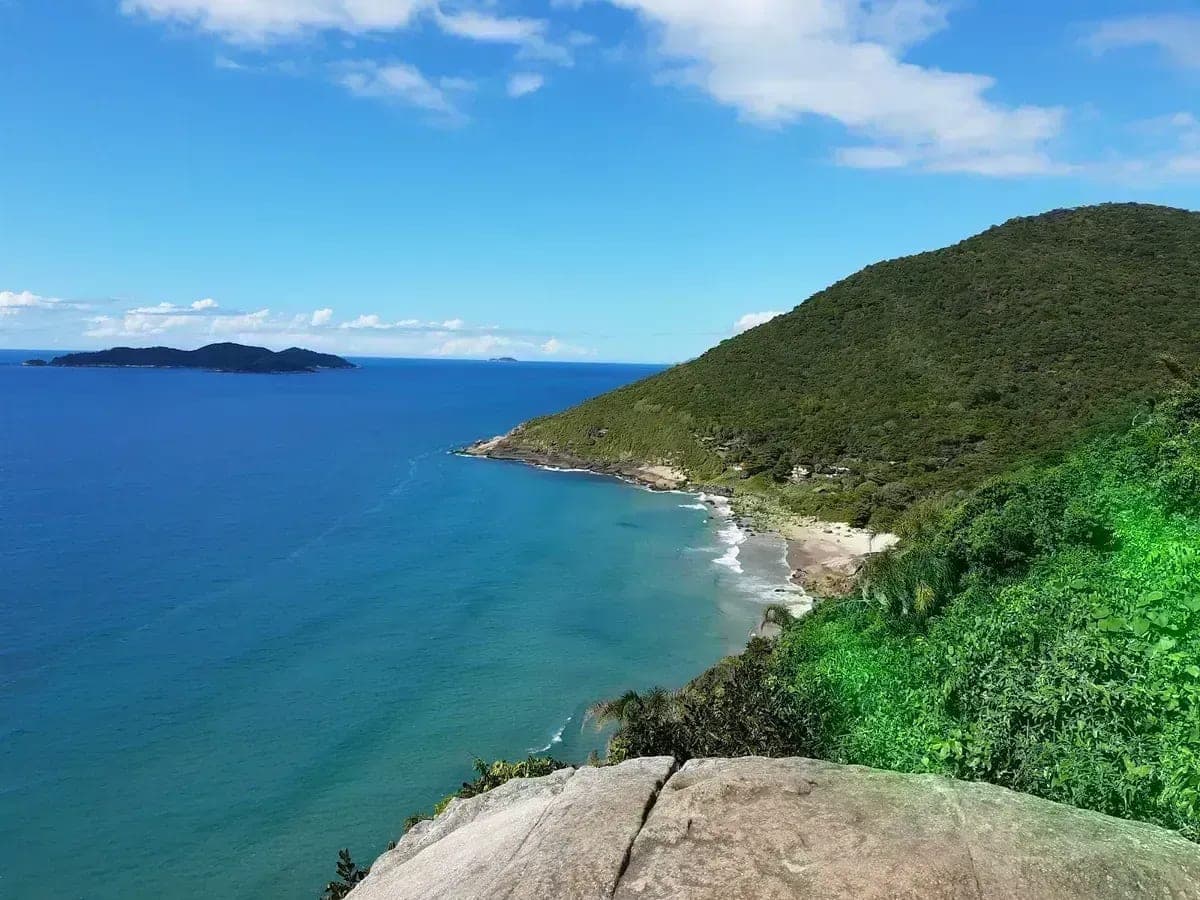 Смотровой уступ Mirante и пляж Praia do Rio das Pacas