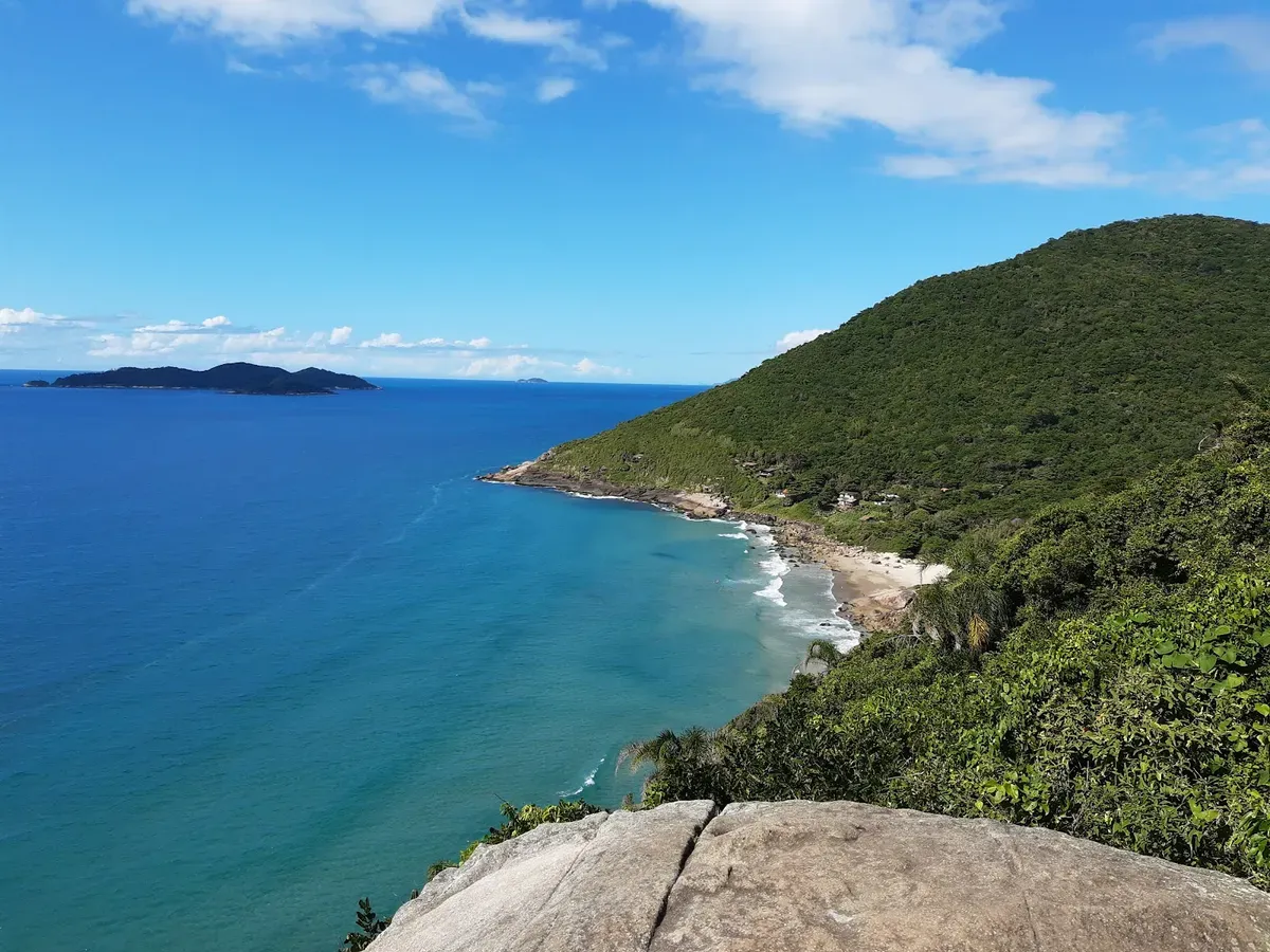 Смотровой уступ Mirante и пляж Praia do Rio das Pacas